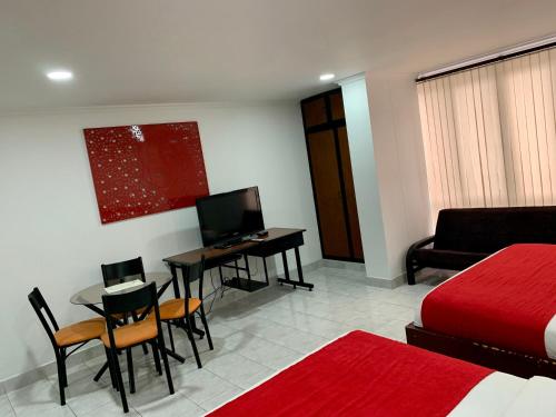 une chambre d'hôtel avec un lit et un bureau dans l'établissement APARTAESTUDIO AMOBLADO DE UN SOLO AMBIENTE- QUINTA PAREDES CORFERIAS, à Bogotá
