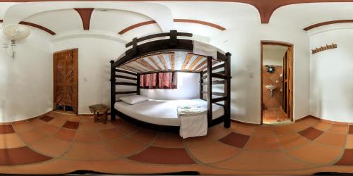 ein Schlafzimmer mit einem großen Bett in einem Zimmer in der Unterkunft Donama River in Palomino