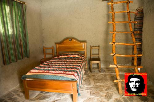 um quarto com uma cama de madeira e uma escada em Casa del Telegrafista em La Higuera