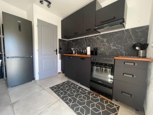 Kuchyň nebo kuchyňský kout v ubytování Appartement dans maison de village vue mer