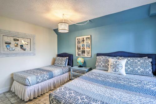 twee bedden in een kamer met blauwe muren bij Cape Canaveral Condo with Direct Beach Access! in Cape Canaveral