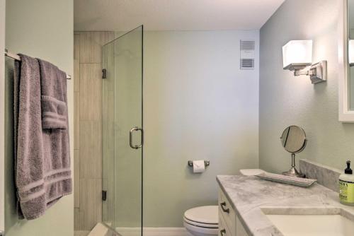 La salle de bains est pourvue d'une douche, de toilettes et d'un lavabo. dans l'établissement Beachfront Madeira Beach Condo with Ocean Views, à St. Pete Beach