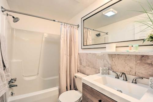 un bagno con lavandino, WC e specchio di Sunny Glen Burnie Home - On-Site Water Access a Glen Burnie