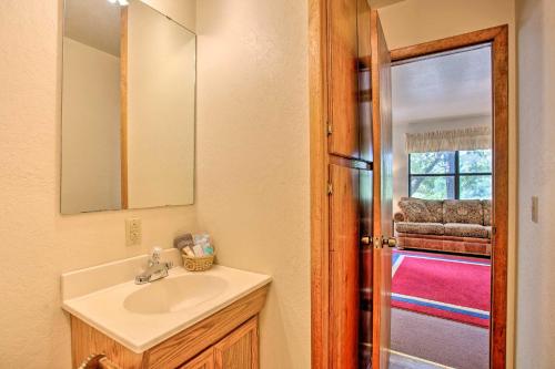 Ванна кімната в Cozy, Secluded Davis Cabin on 60 Wooded Acres