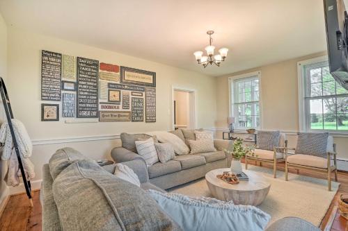 Zona de estar de Upscale Country Home with Fire Pit in Taneytown!