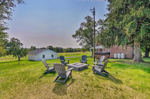 un grupo de sillas y una mesa en el césped en Upscale Country Home with Fire Pit in Taneytown!, en Taneytown
