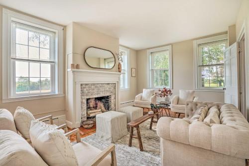 Zona de estar de Upscale Country Home with Fire Pit in Taneytown!