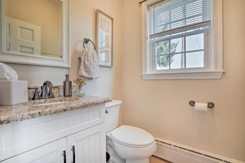 Un baño de Upscale Country Home with Fire Pit in Taneytown!