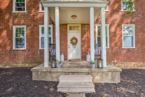 Fachada o entrada de Upscale Country Home with Fire Pit in Taneytown!