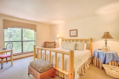 Schlafzimmer mit einem Bett, einem Tisch und einem Fenster in der Unterkunft Bright Davis Escape with Screened-In Porch! in Davis