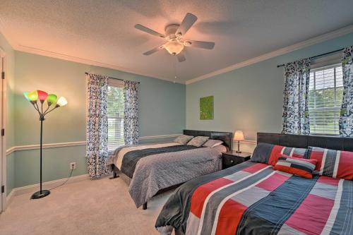 1 dormitorio con 2 camas y ventilador de techo en Unique, All-Encompassing Family Farmstead!, en Monticello