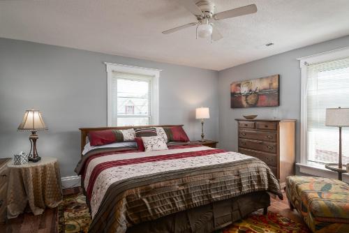 ein Schlafzimmer mit Bett und Deckenventilator in der Unterkunft The Wicker in Georgetown