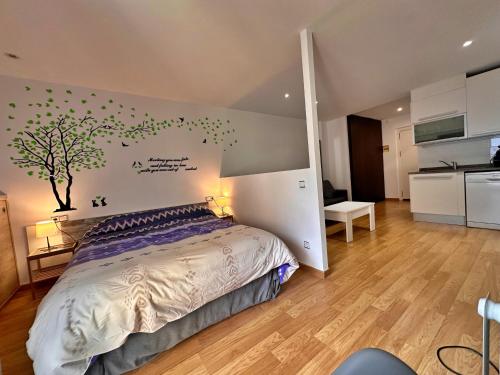 1 dormitorio con 1 cama con un árbol en la pared en Avet A 2.2 Hasta 4 personas. en El Tarter