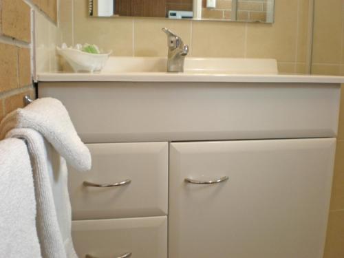 łazienka z umywalką i białym blatem w obiekcie White Lanterns Motel w mieście Armidale