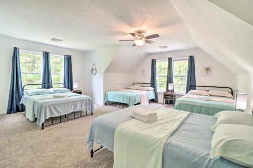 Pocono SummitにあるHot Tub and Deck Gorgeous Retreat in Pocono Summit!のベッドルーム1室(ベッド3台付)