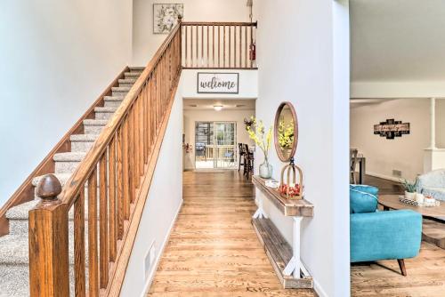 Hot Tub and Deck Gorgeous Retreat in Pocono Summit!にあるシーティングエリア