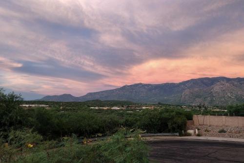 Family-Friendly Oro Valley Home with Mtn Views!