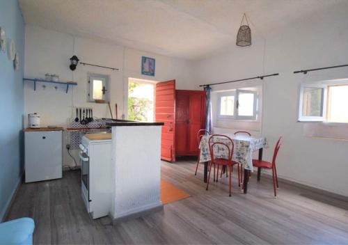 una cucina e una sala da pranzo con tavolo e sedie di Cotetonda - Appartamento Ilvia a Marciana Marina