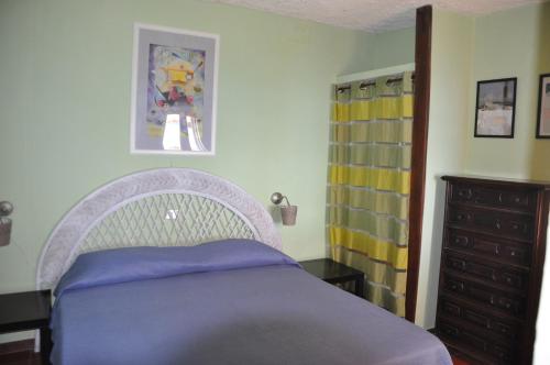 a bedroom with a purple bed and a dresser at Cotetonda - Appartamento Taccola in Marciana Marina