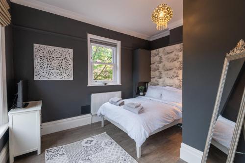 Un pat sau paturi într-o cameră la Stylish Central 2 Bedroom Apartment