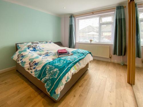 a bedroom with a bed and a window at The Annexe At Whitfield in Saint Margaretʼs at Cliffe