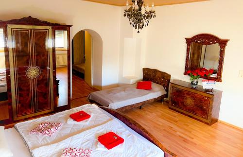 Postel nebo postele na pokoji v ubytování "Casa20200" 2 x Apartments je 150qm für Business, Familien, Gruppen, Handwerker 15min von BERLIN, Erdbeerhof, Outlet B5, 5min vom See Falkensee !! 2 Apartment each 150qm for BUSINESS , FAMILIES 15min from BERLIN!!