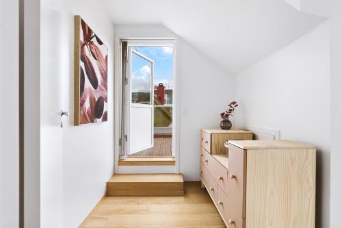 una camera con cassettiera e finestra di The View a Tromsø
