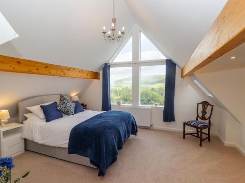 um quarto com uma cama e uma grande janela em The Gables em Stroud