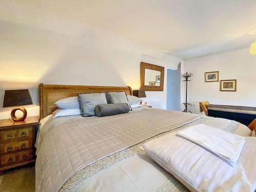 um quarto com uma cama grande e um candeeiro em Station Suite 1 - Uk40737 em North Tidworth