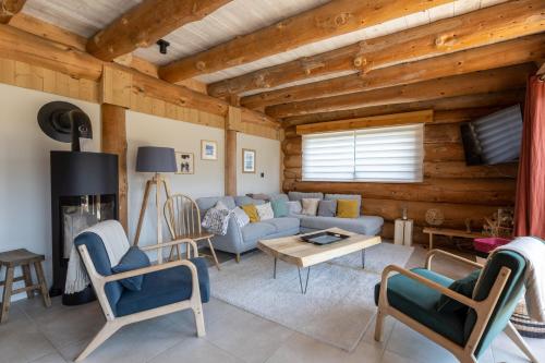 Ein Sitzbereich in der Unterkunft Chalet L'Axurit - Familial Jacuzzi Sauna