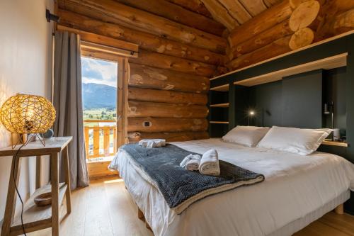 Llit o llits en una habitació de Chalet L'Axurit - Familial Jacuzzi Sauna