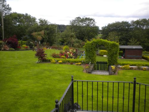 a garden with a hedge in the middle of a yard at Kilcatten Lodge in Kilbrittain