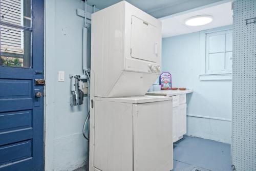 um frigorífico branco numa cozinha com uma porta azul em Gammys Beach Bungalow em Ventnor City