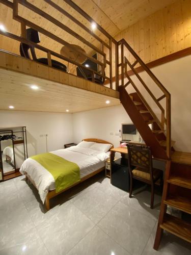 ein Schlafzimmer mit einem großen Bett und einer Treppe in der Unterkunft Lemuju B&B Hotel in Daxi