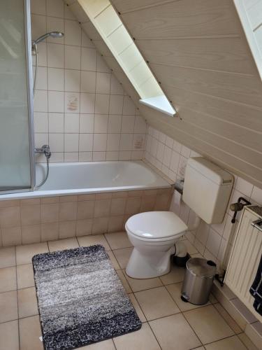 a bathroom with a toilet and a bath tub at Ferienwohnung in Scharnebeck in Scharnebeck