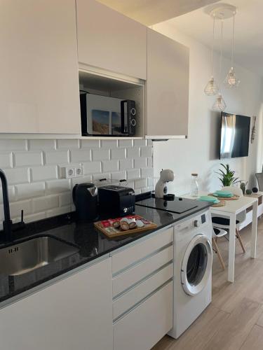 Kuchyň nebo kuchyňský kout v ubytování Benalbeach Smart Suite