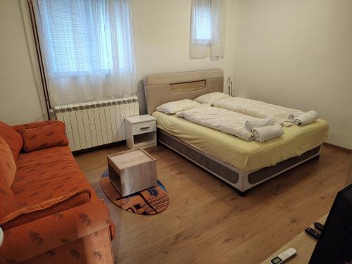1 dormitorio con 1 cama y 1 sofá en Apartman Anastasija en Surčin