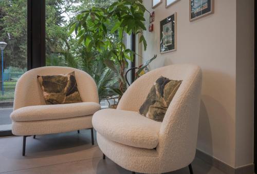 zwei Stühle nebeneinander in einem Zimmer in der Unterkunft Hotel Vinci in Sirmione