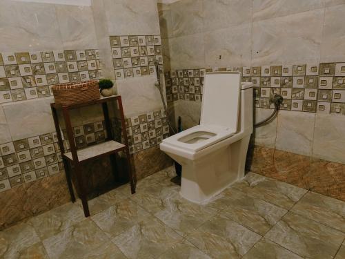 La salle de bains est pourvue de toilettes. dans l'établissement Mud House Cottage & Sauna - McleodGanj, à Dharamshala