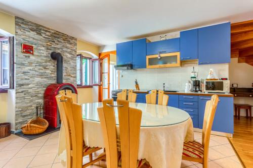 cocina con armarios azules, mesa y sillas en Old stone house St Lawrence in the heart of Sibenik's old town en Šibenik