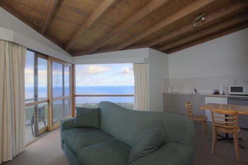 A seating area at Chris's Beacon Point Restaurant & Villas