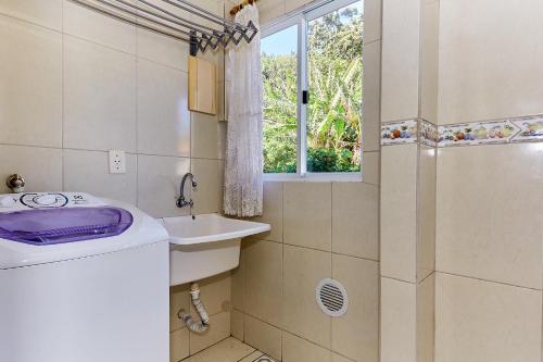 Koupelna v ubytování 819 Solar das Bromélias 350 M da Praia Bombinhas Centro