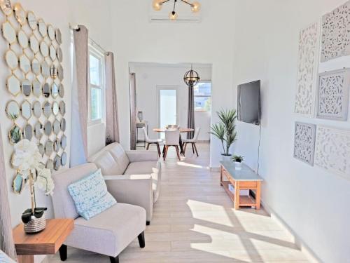 sala de estar con muebles blancos y mesa en The Penthouse Apt four Ocean Park Beach San Juan, en San Juan