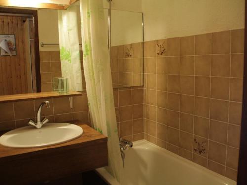 uma casa de banho com um lavatório e uma banheira em Appartement Châtel, 2 pièces, 4 personnes - FR-1-200-152 em Châtel