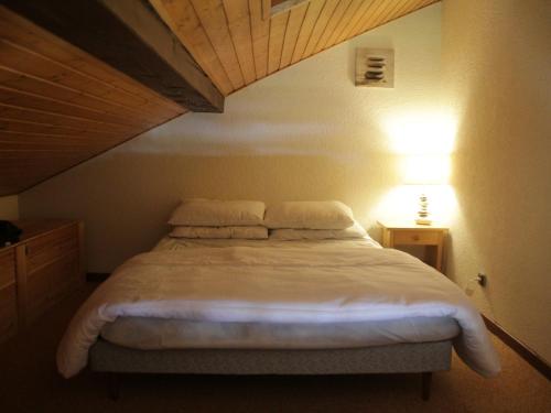 um quarto com uma cama com uma luz sobre ela em Appartement Châtel, 2 pièces, 4 personnes - FR-1-200-152 em Châtel