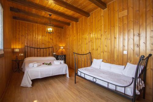 バルティエラにあるLa Alcoholeraのベッド2台 木製の壁の部屋