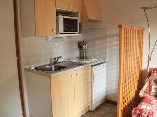 Appartement Châtel, 2 pièces, 4 personnes - FR-1-200-233にあるキッチンまたは簡易キッチン