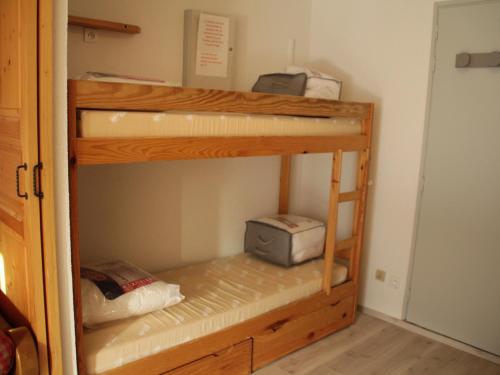 um par de beliches num quarto em Studio Châtel, 1 pièce, 4 personnes - FR-1-200-172 em Châtel