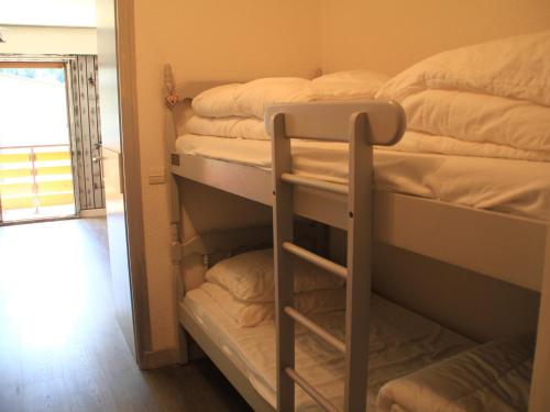 シャテルにあるStudio Châtel, 1 pièce, 4 personnes - FR-1-200-203の二段ベッド2組が備わる客室です。
