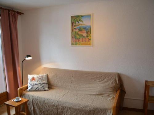 - une chambre avec un lit et une photo sur le mur dans l'établissement Appartement Saint-Martin-de-Belleville-Les Menuires, 2 pièces, 4 personnes - FR-1-452-114, à Saint-Martin-de-Belleville